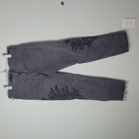 🎁 We the Free Embroidered high rise distressed hem jeans - Picture 2 of 8